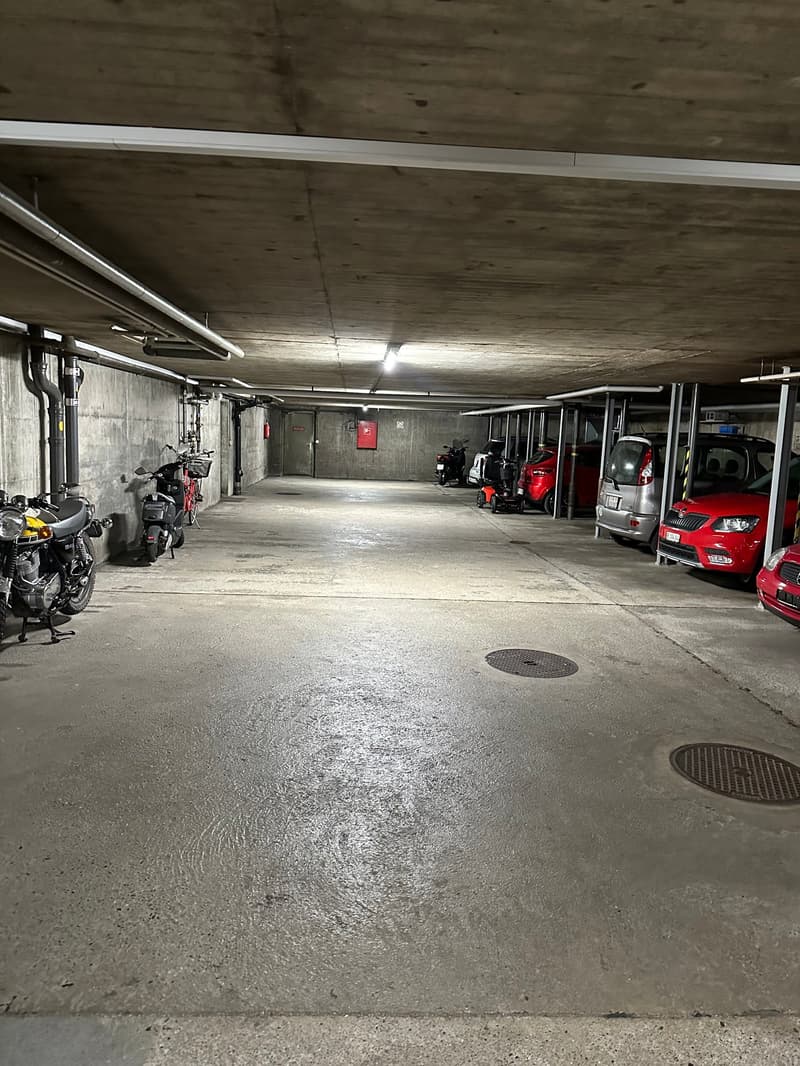 Einstellhallenplatz ab sofort oder nach Vereinbarung zu vermieten (1)