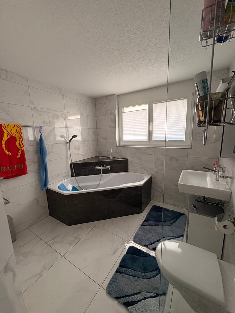 Moderne 3.5-Zimmer-Wohnung mit Balkon und eigenem Waschturm (12)