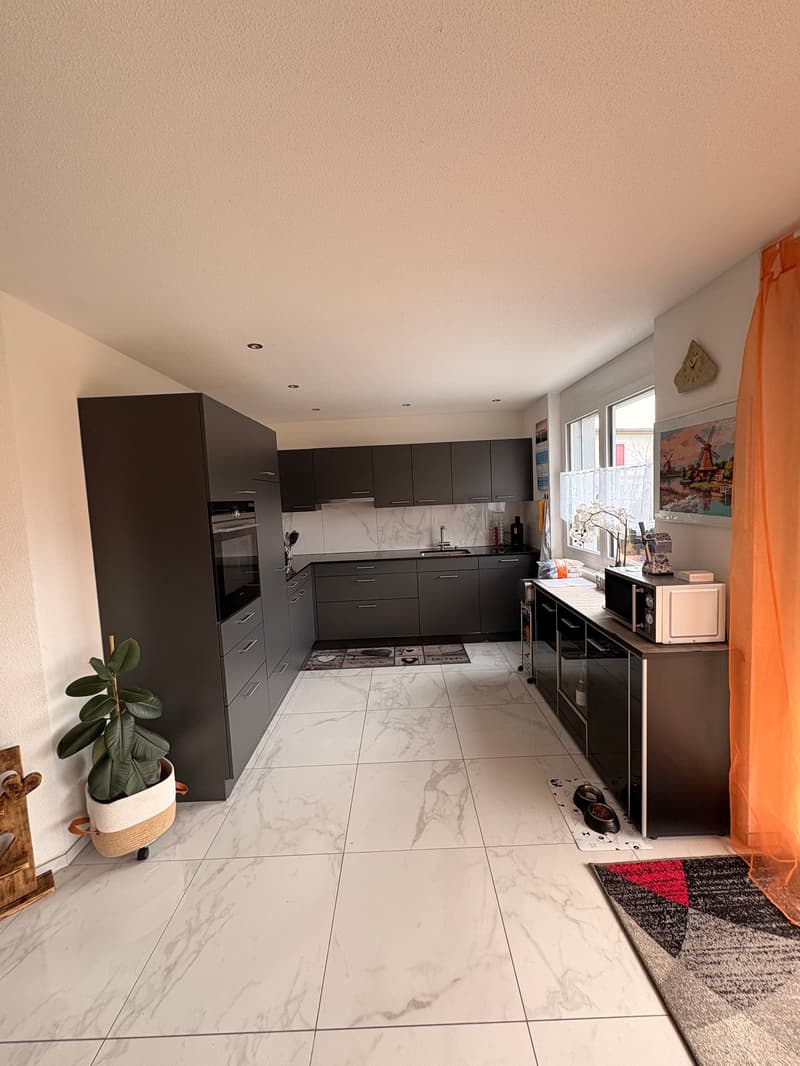 Moderne 3.5-Zimmer-Wohnung mit Balkon und eigenem Waschturm (2)