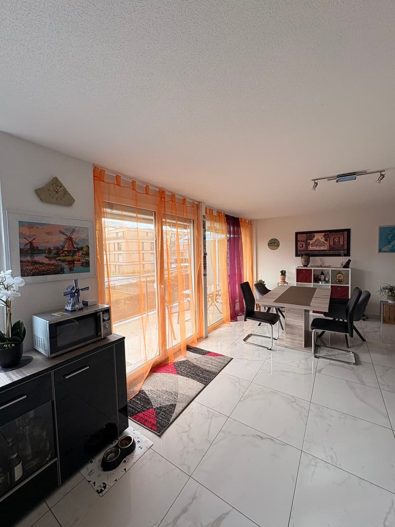 Moderne 3.5-Zimmer-Wohnung mit Balkon und eigenem Waschturm (3)
