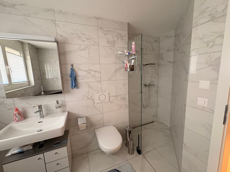 Moderne 3.5-Zimmer-Wohnung mit Balkon und eigenem Waschturm (11)