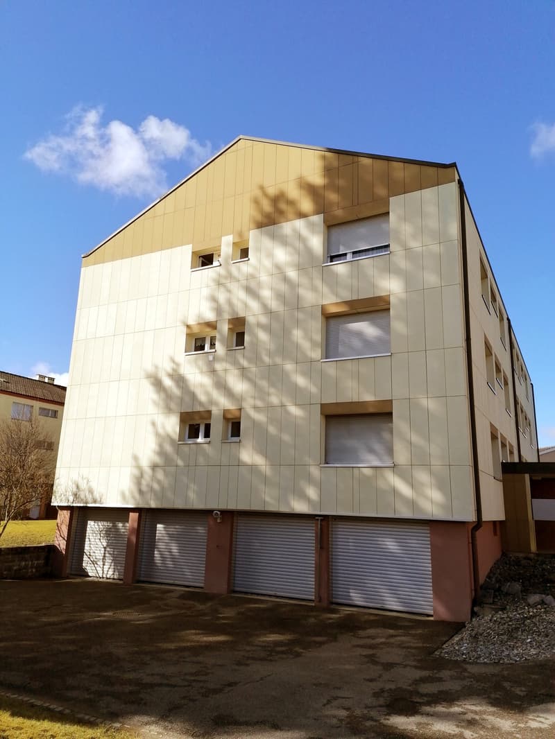 Aussenansicht mit Garagentore