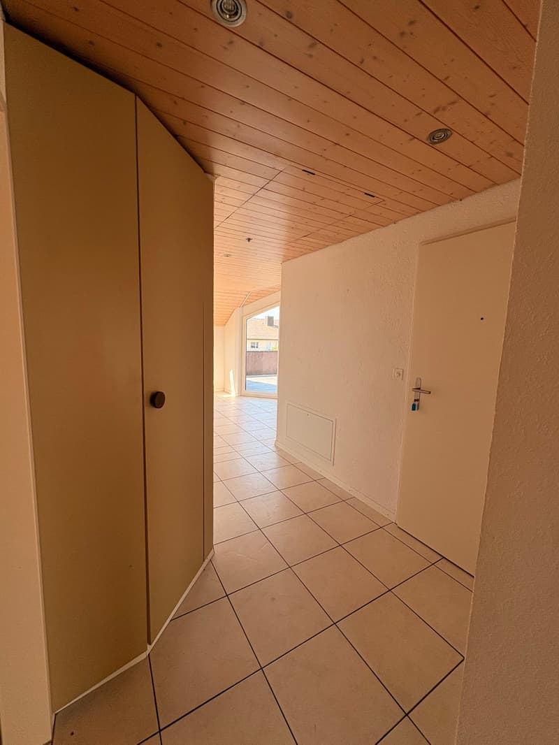 Wunderschöne preisgünstige Dachwohnung mit Cheminée, ruhig und doch zentral (15)