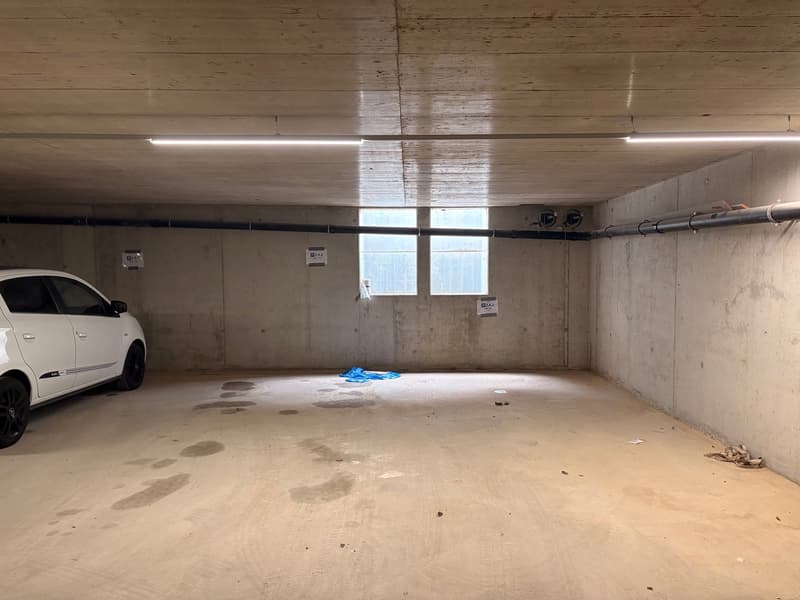 Einstellhallenplätze in Tiefgarage Huttwil zu vermieten (1)