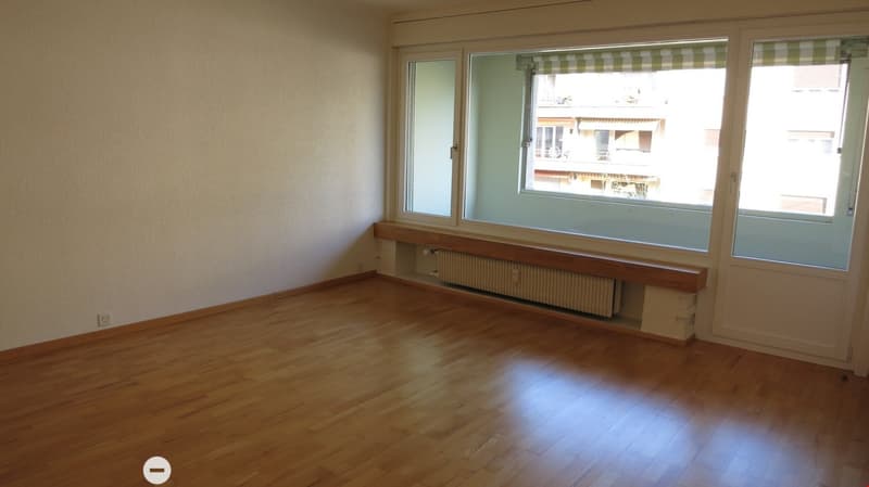 Wohnzimmer mit Balkon