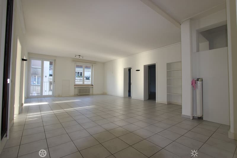 Top Lage vis-à-vis vom Bahnhof - grosse und helle Räume (4)