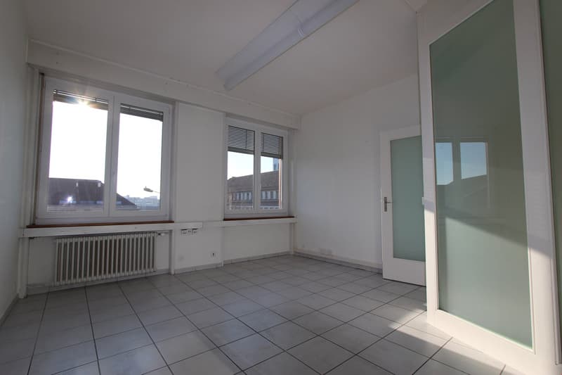 Top Lage vis-à-vis vom Bahnhof - grosse und helle Räume (11)
