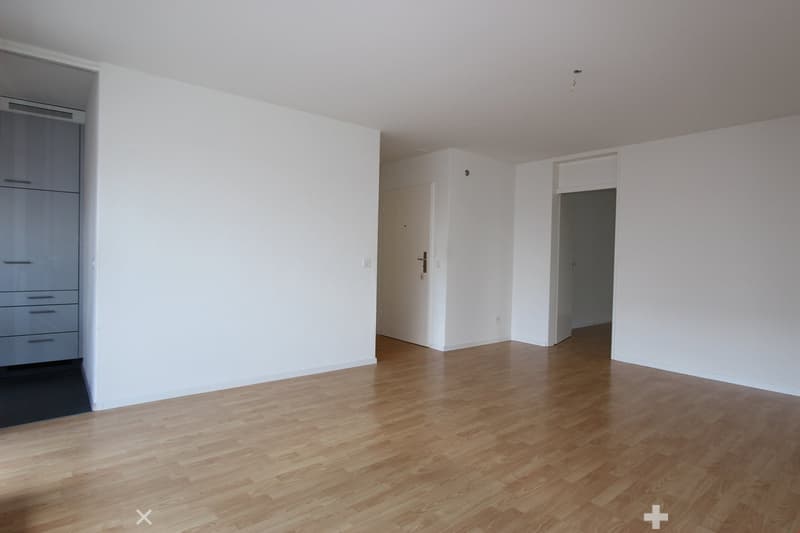 Wohnzimmer Richtung Küche und Badezimmer