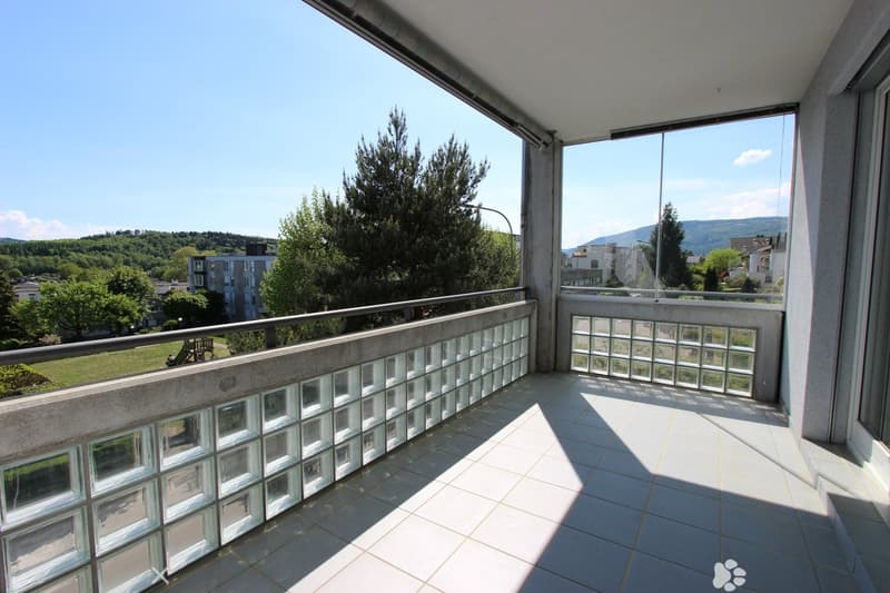 Grosser Balkon mit Steckdose und Windfang