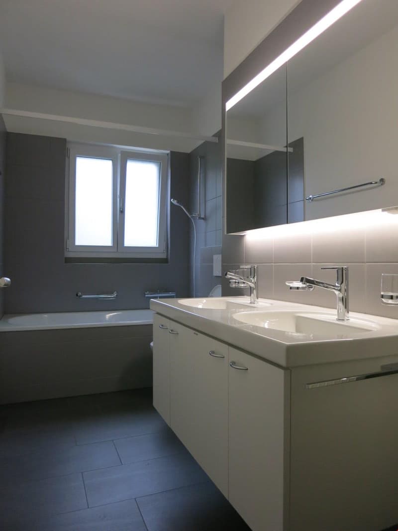 Neues Badezimmer mit Badewanne und Doppellavabo
