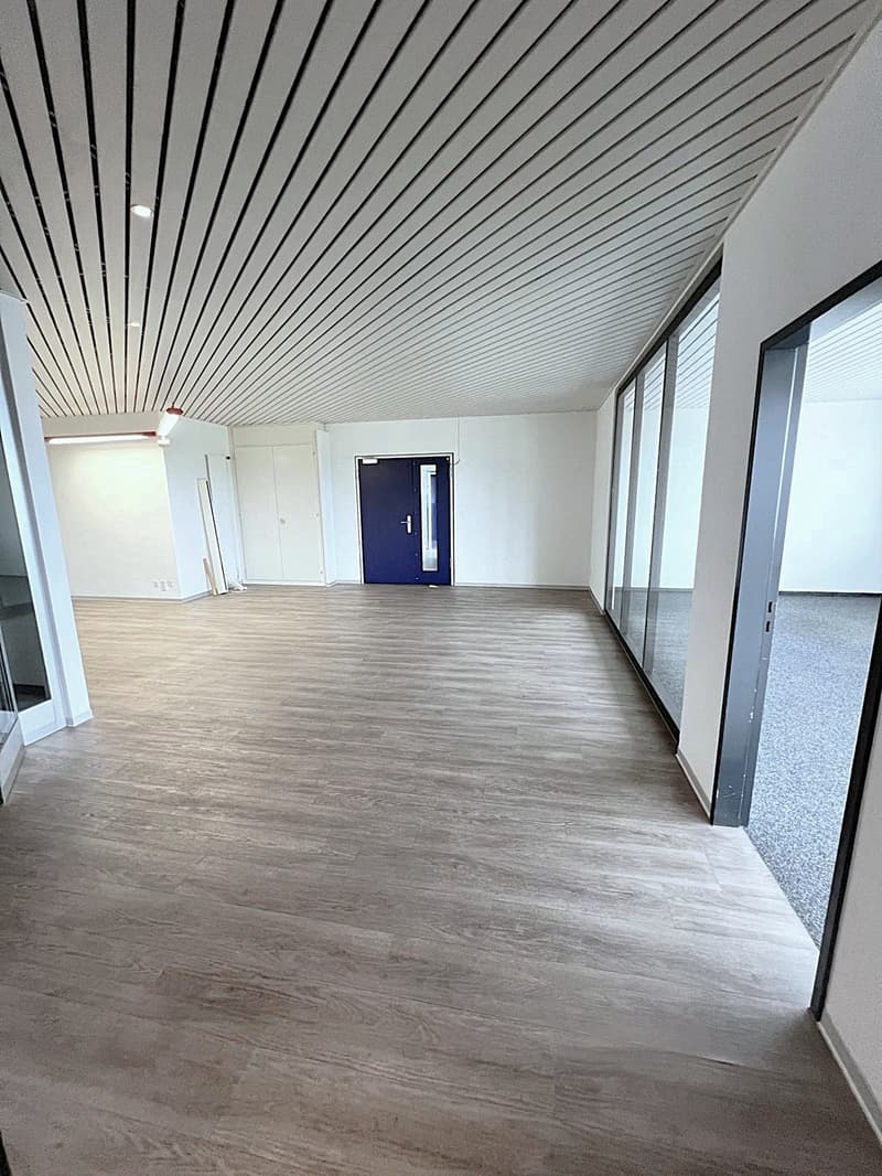 Moderne Büroräume mit Weitsicht und Leuchtreklame an der A1 – Ihre Firma täglich sichtbar! (9)