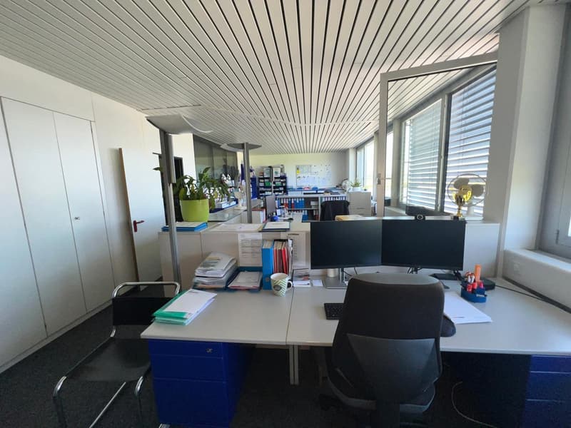 Grosses Büro links vorne (Nord-Ost)