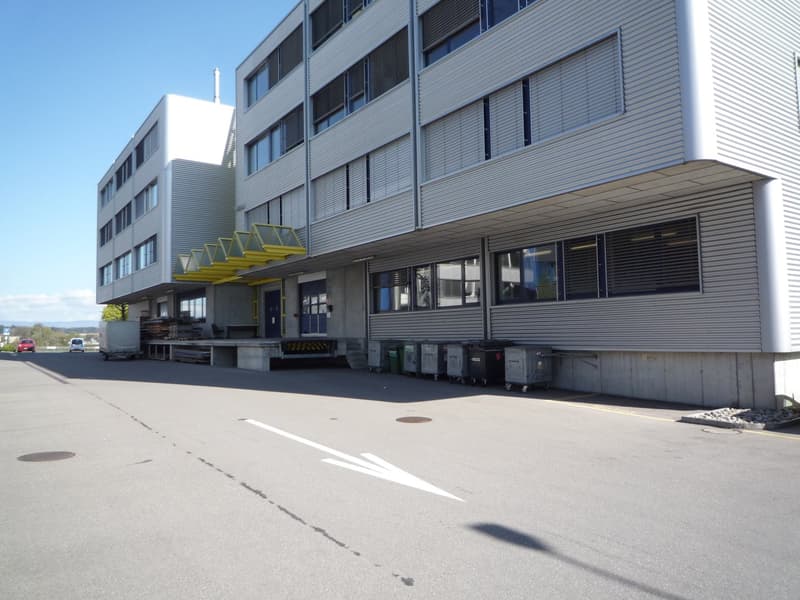 Gewerbehaus "Hohrain" Rückseite mit Rampe + Warenlift (Süd-West)