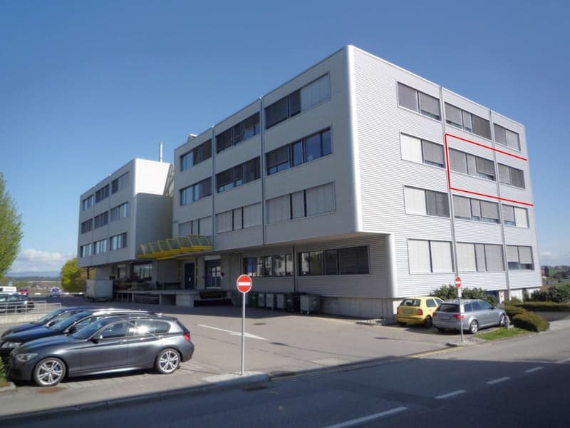 Gewerbehaus Rückseite mit Rampe (Süd-West + Süd-Ost)