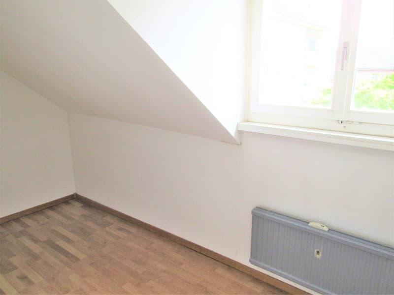 empty room, wooden floor, white walls, window, radiator