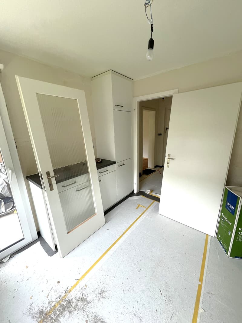 Küche mit Ausgang zum Balkon
