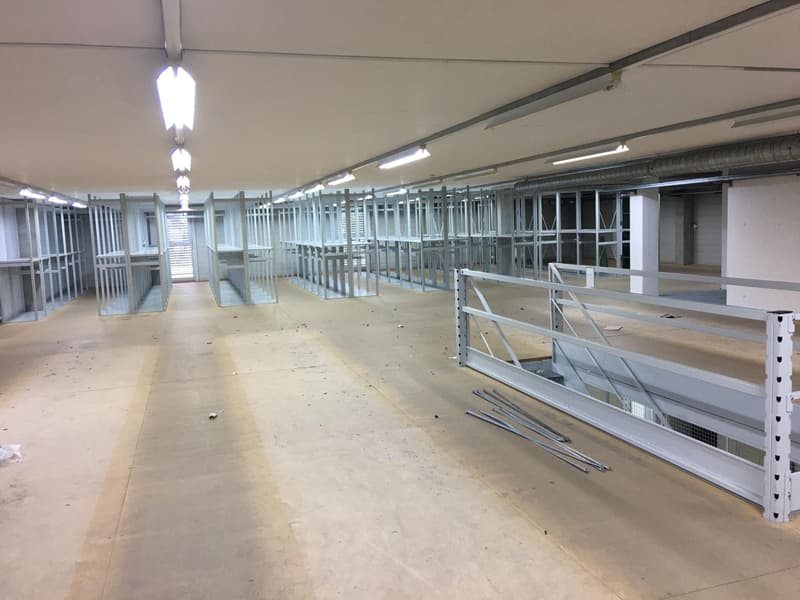 Surfaces commerciales modulables avec étagères (7)