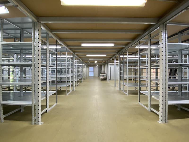 Surfaces commerciales modulables avec étagères (3)