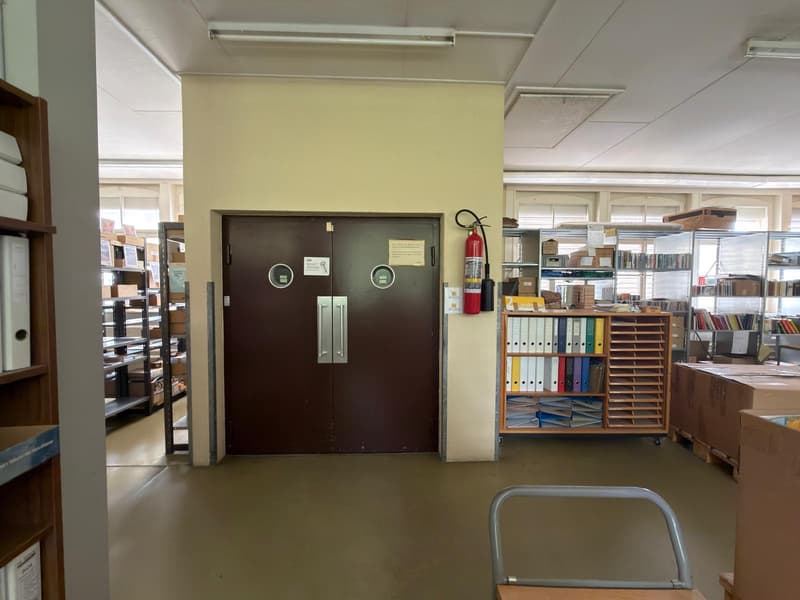 À louer : Local commercial au 1er étage avec surfaces d'archives au sous-sol et 2 places de parc extérieures (10)
