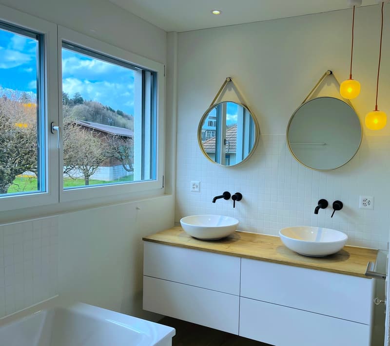 Badezimmer mit Badewanne und Dusch im 1. OG