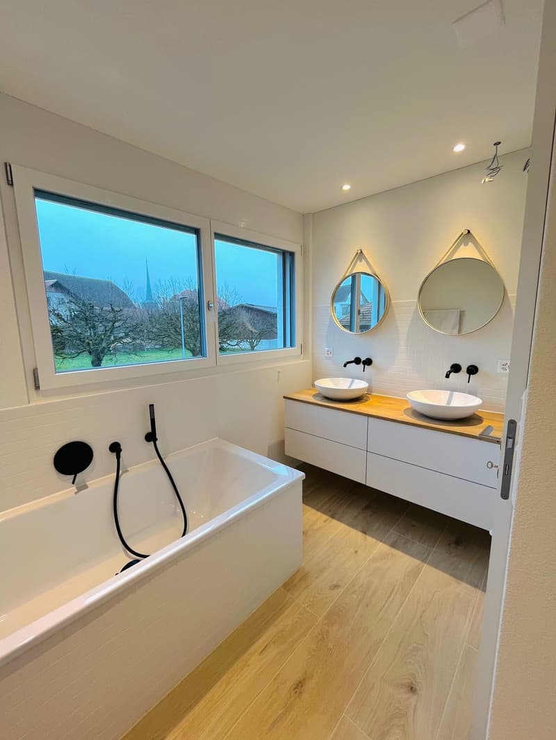 Badezimmer mit Doppellavabo, Badewanne und Dusche