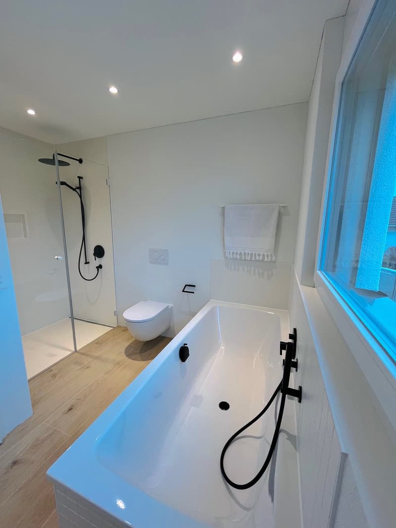 Badezimmer im 1. OG mit Badewanne + begehbarer Dusche