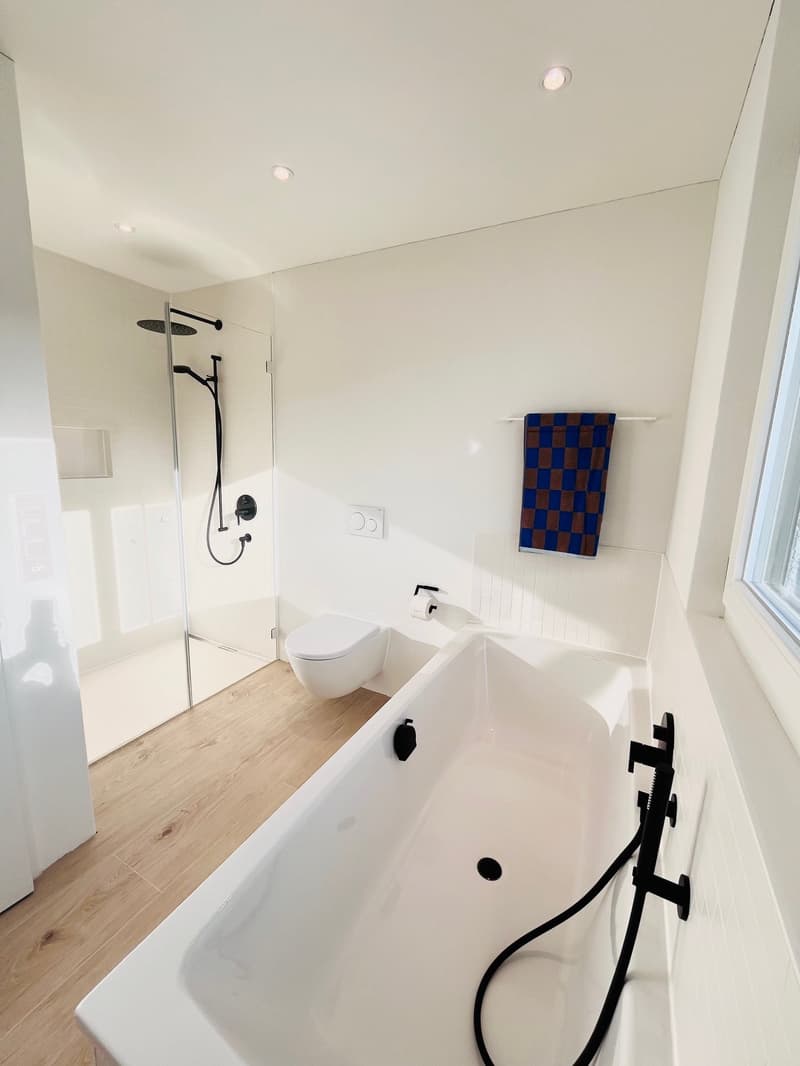 Badezimmer im OG mit begehbarer Dusche und Badewanne
