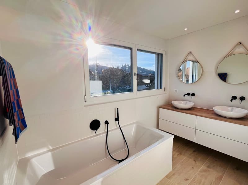 Badezimmer im 1. OG mit begehbarer Dusche und Badewanne