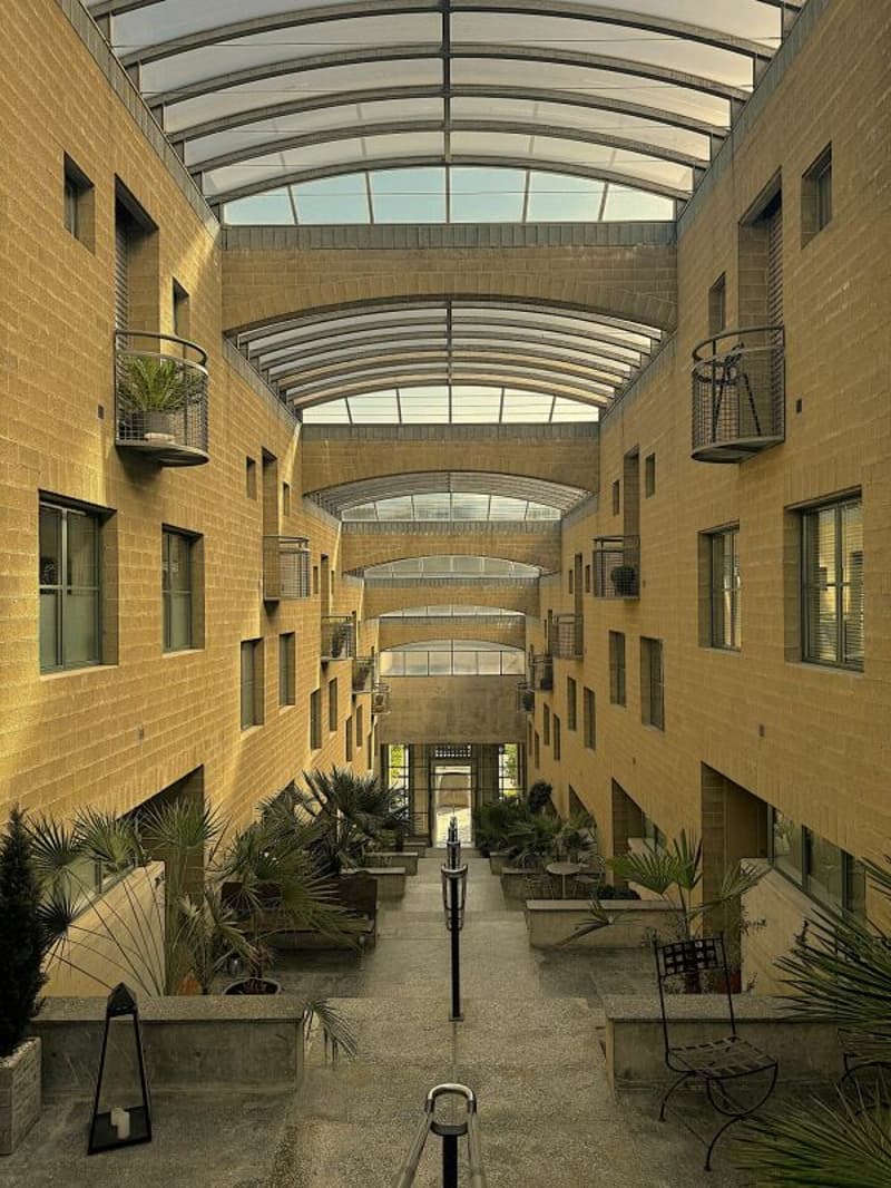 Zeitlose Architektur trifft auf überraschende Wohnqualität (8)