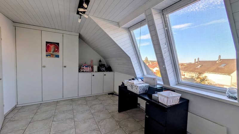 Lichtdurchflutet mit zwei Balkonen, Kamin & zwei Garagenboxen (18)