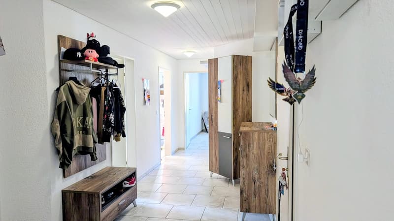 Lichtdurchflutet mit zwei Balkonen, Kamin & zwei Garagenboxen (7)