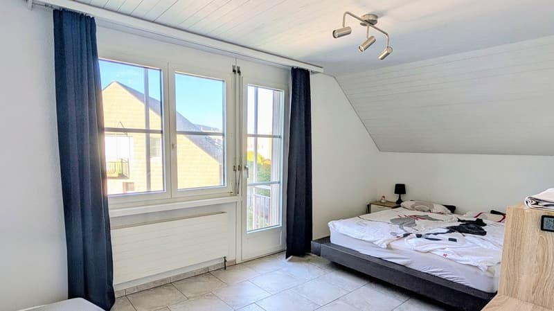 Lichtdurchflutet mit zwei Balkonen, Kamin & zwei Garagenboxen (15)