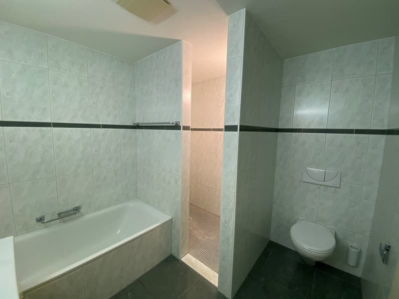 Bad mit Dusche und Wanne