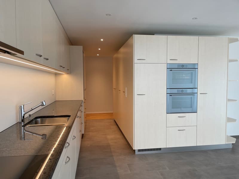 viel Stauraum möglich könnte die Küche aussehen (Bild aus Wohnung mit identischem Grundriss)