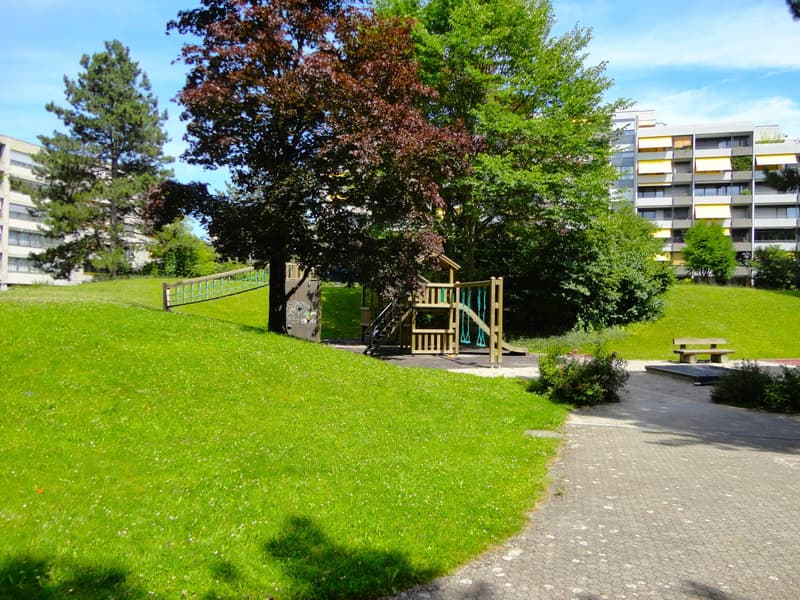 Frisch saniert! Helle 4.5-Zimmerwohnung mit Ausblick ins Grüne (12)