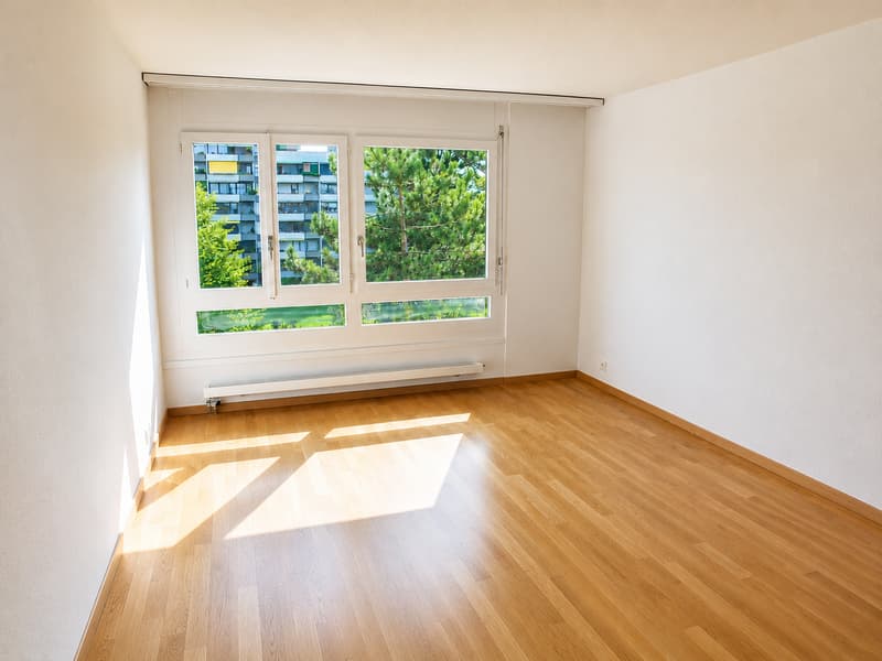 Frisch saniert! Helle 4.5-Zimmerwohnung mit Ausblick ins Grüne (7)