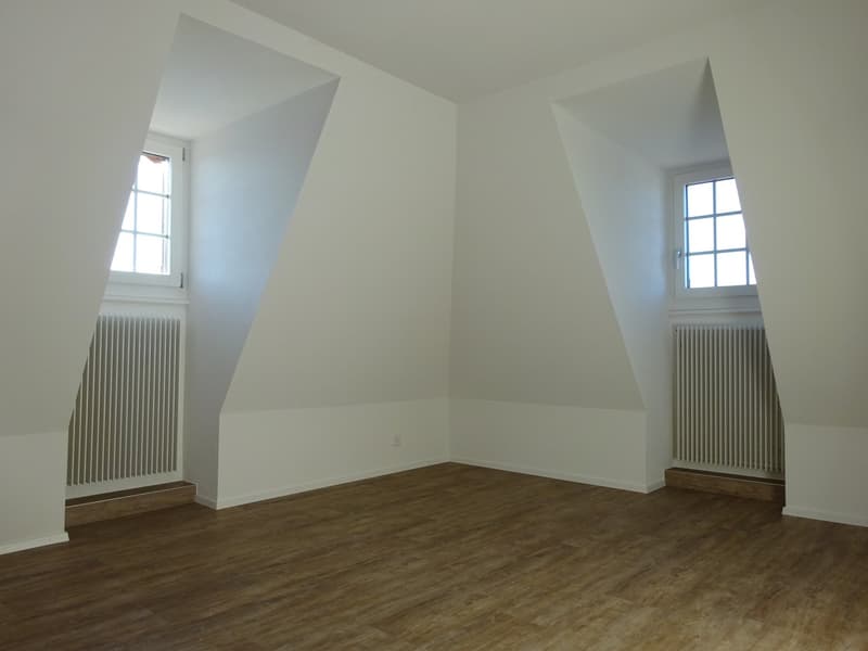 Grosse, heimelige 3,5 Zimmer Dachwohnung mit Balkon (4)