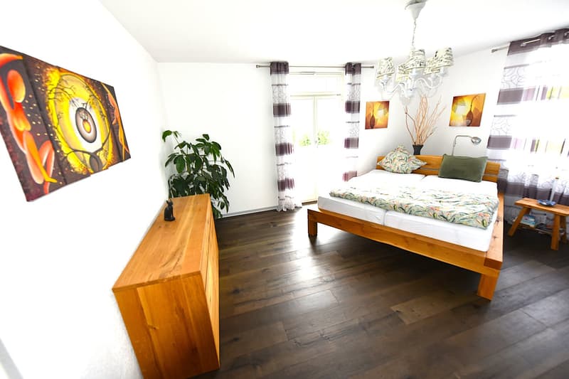 grosses Schlaf-Zimmer im OG mit grossem Balkon