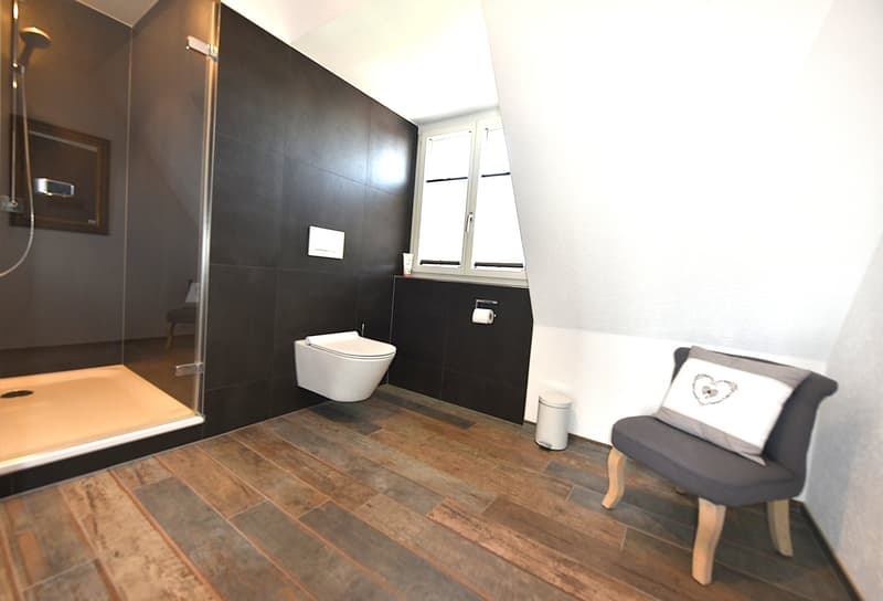 grosse Dusche mit WC im Dachgeschoss