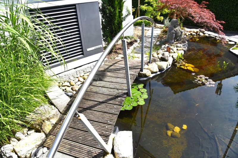 Verbindungs-Brücke von Haus-Eingang zum Garten