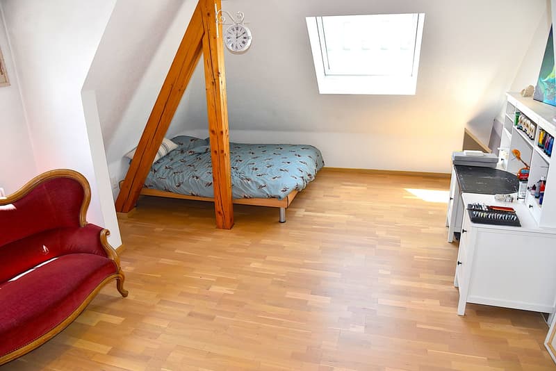grosses Zimmer im D / dient auch prima als Atelier oder Gäste Zimmer
