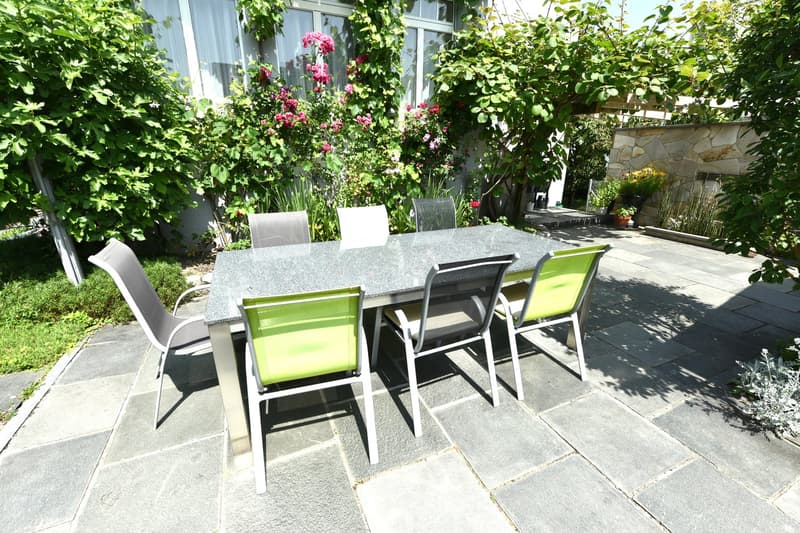 grosser Garten-Sitzplatz mit Pergola hinten rechts (Ansicht süd)
