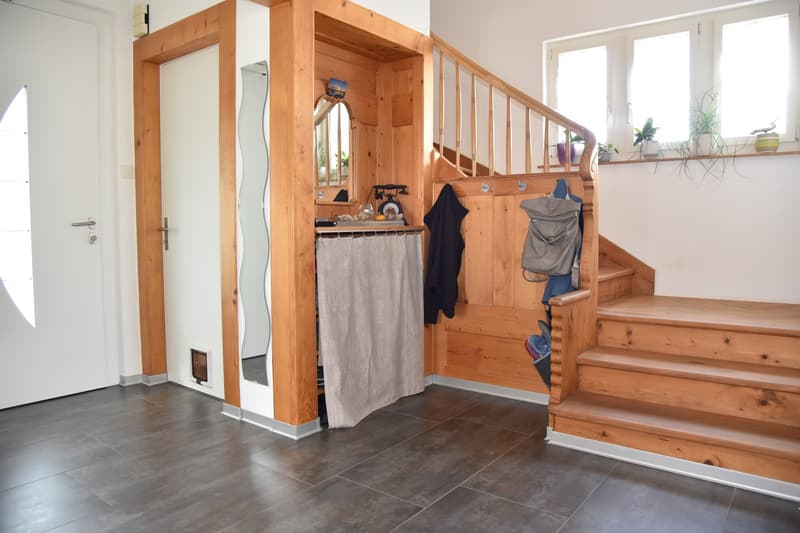 Entrée, Garderobe + Treppe zu OG