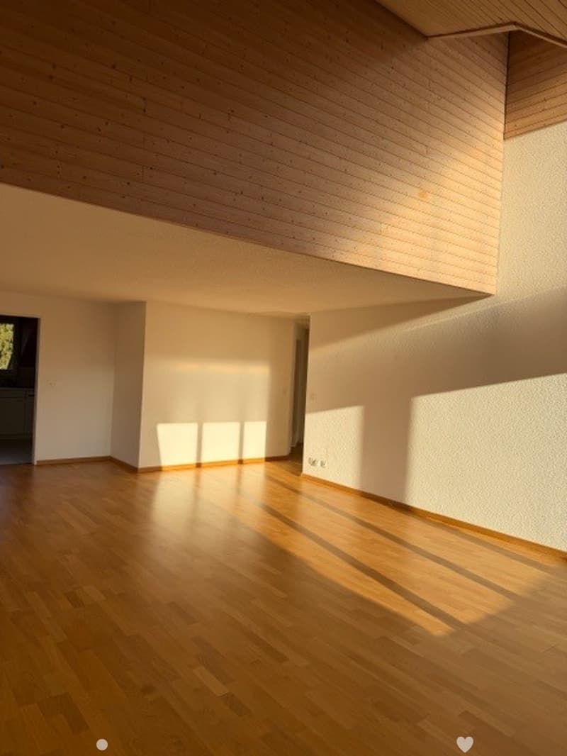 empty room, wooden floor, white walls, wooden ceiling, sunlight