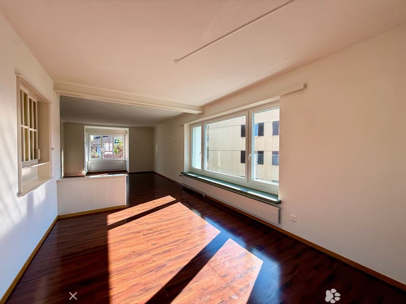 Grosszügige 2.5-Zimmer-Wohnung mit 100 m² und Wintergarten-Charakter (4)