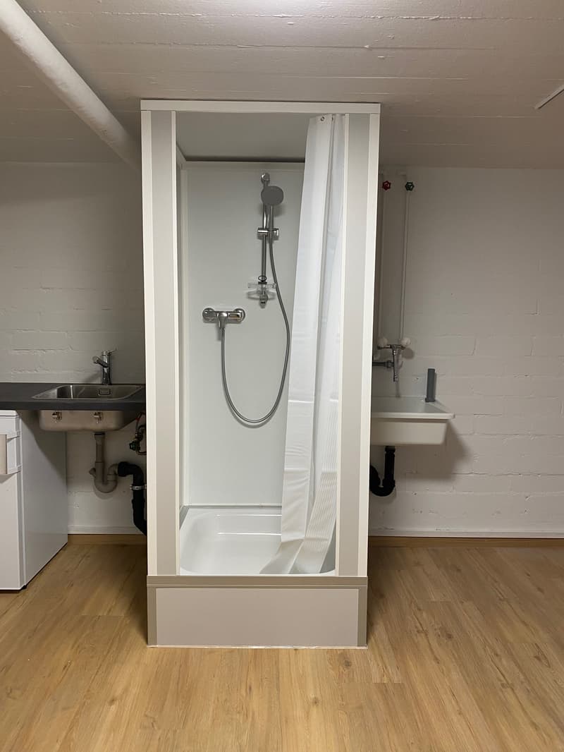 small bathroom with shower, sink, and toilet