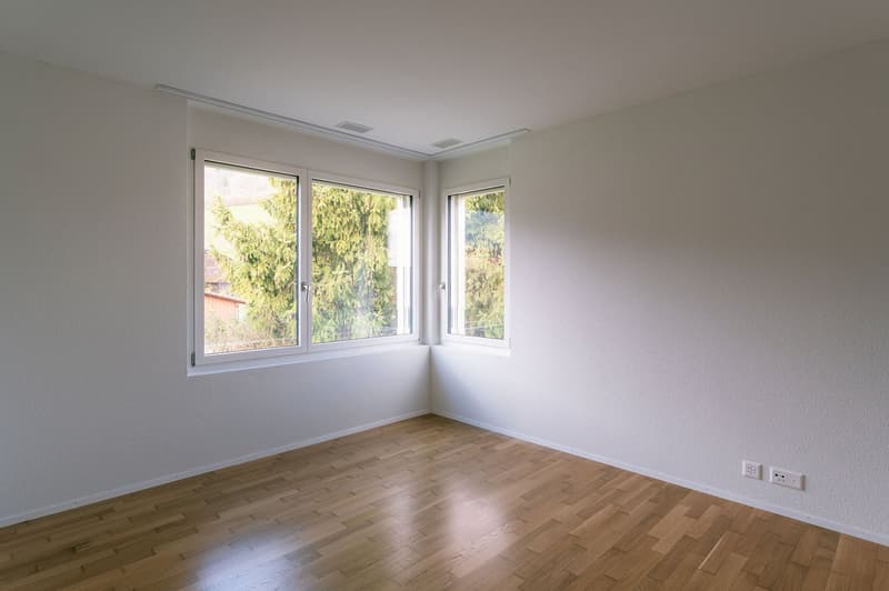 empty room, white walls, wooden floor, three windows, power outlets
