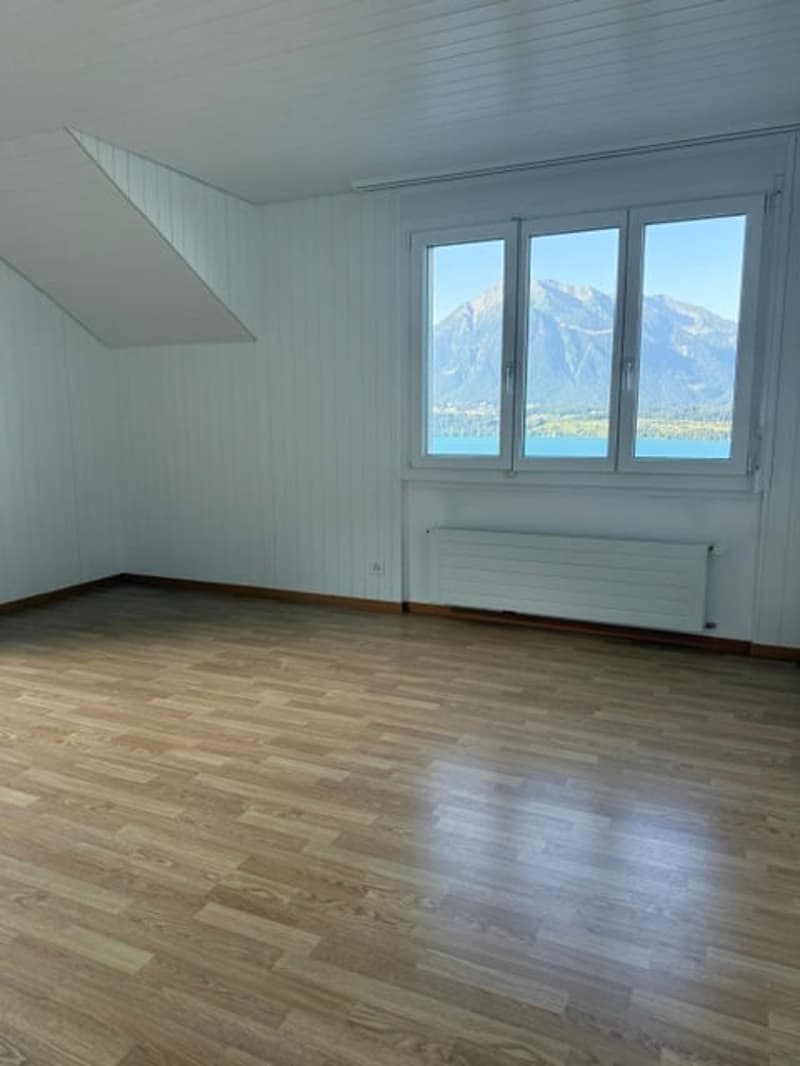 Charmante 4-Zimmer-Dachwohnung mit traumhaftem See- und Bergblick in Oberhofen am Thunersee (9)