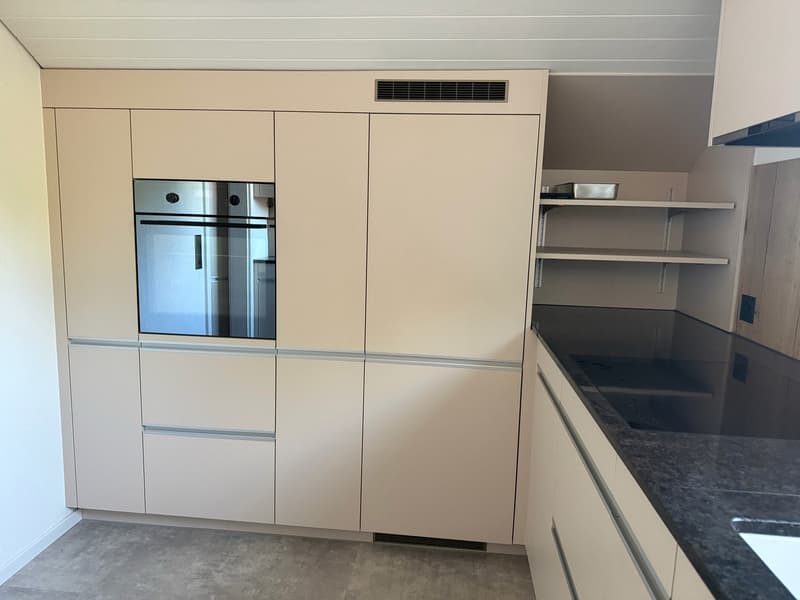 Charmante 4-Zimmer-Dachwohnung mit traumhaftem See- und Bergblick in Oberhofen am Thunersee (8)