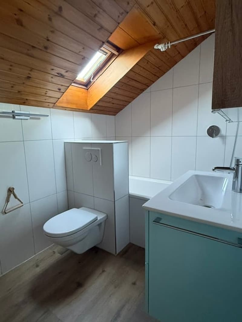 Charmante 4-Zimmer-Dachwohnung mit traumhaftem See- und Bergblick in Oberhofen am Thunersee (10)